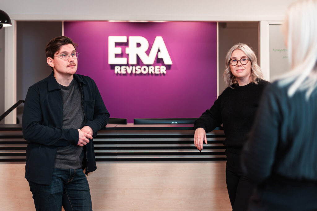 Bild på två revisorer hos ERA
